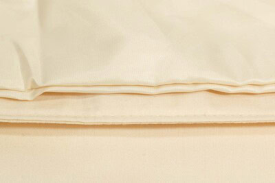 ミクロガードプレミアムとアルファインのまくらカバーの縫い目を比較