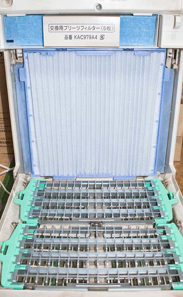 MC809のアレルゲンや菌を破壊するプラズマイオン化部と破壊された微細な汚れを吸着するプリーツフィルター