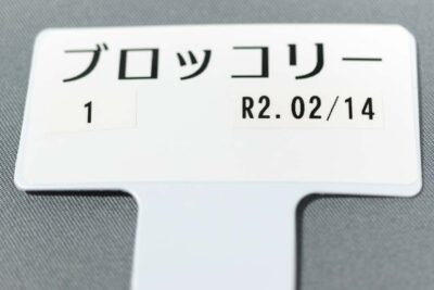 テプラPROの24mmラベルの上にキレイにはがせる6mmのラベルを貼り付け 詳細